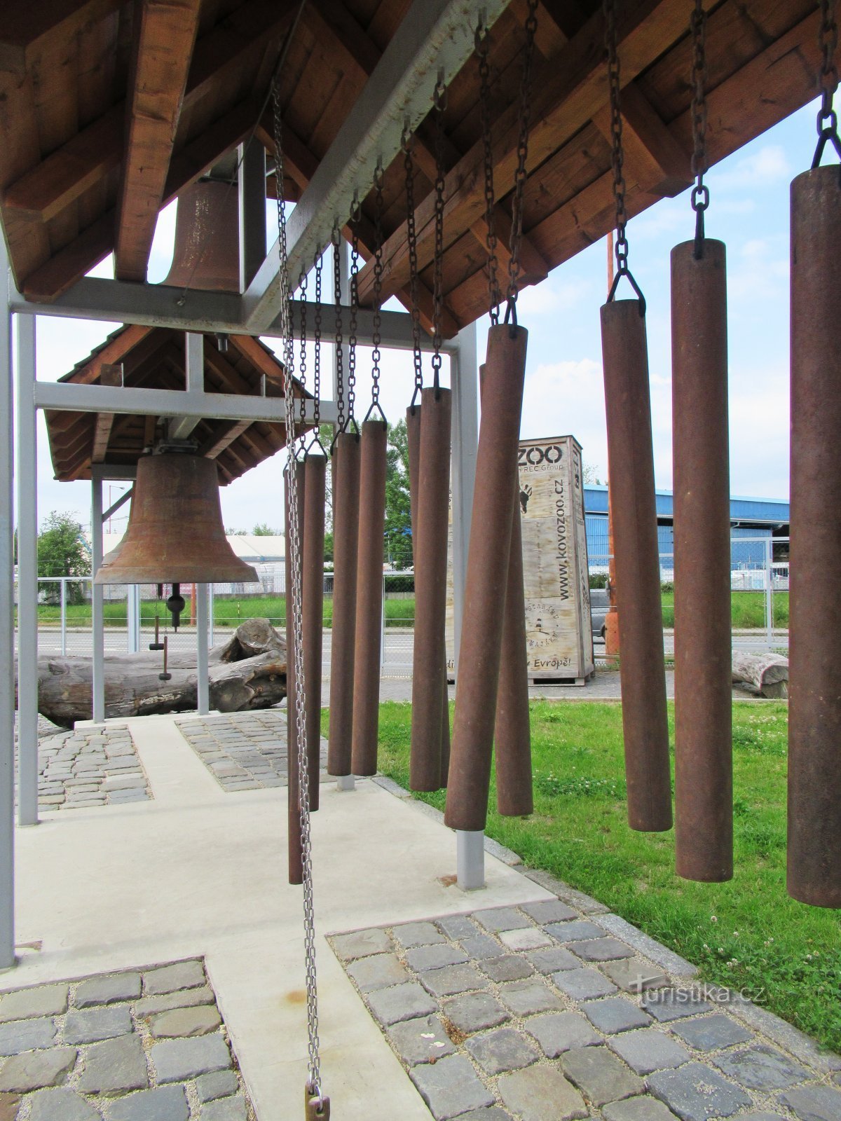 Tháp chuông với carillon trong khu phức hợp Kovozoo ở St. Thành phố