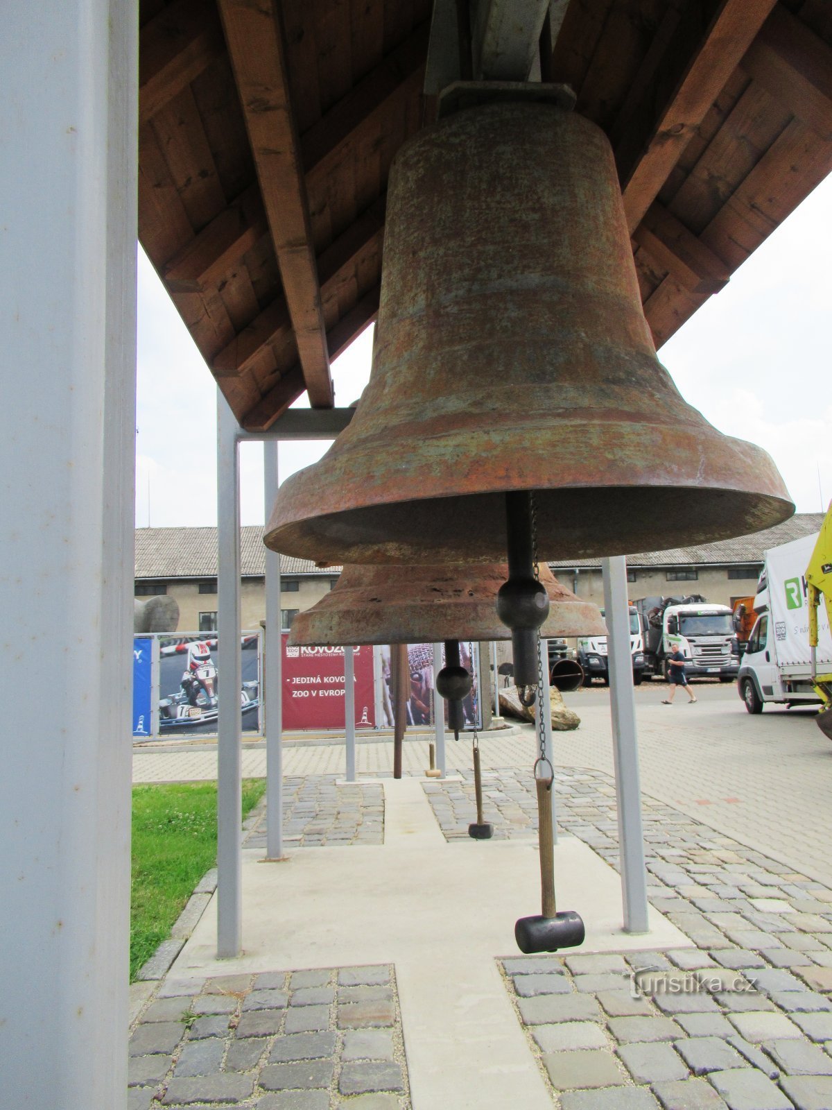 Campanario con carillón en el complejo Kovozoo en St. Ciudad