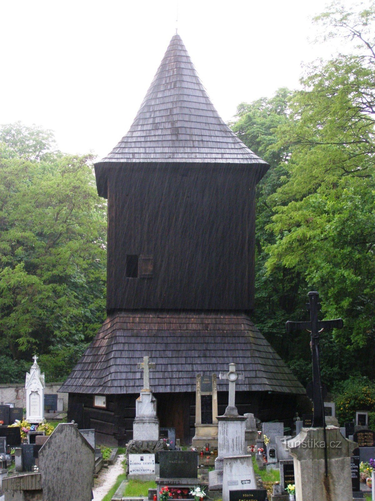 木造の聖教会の鐘楼。 城の洗礼者ヨハネ