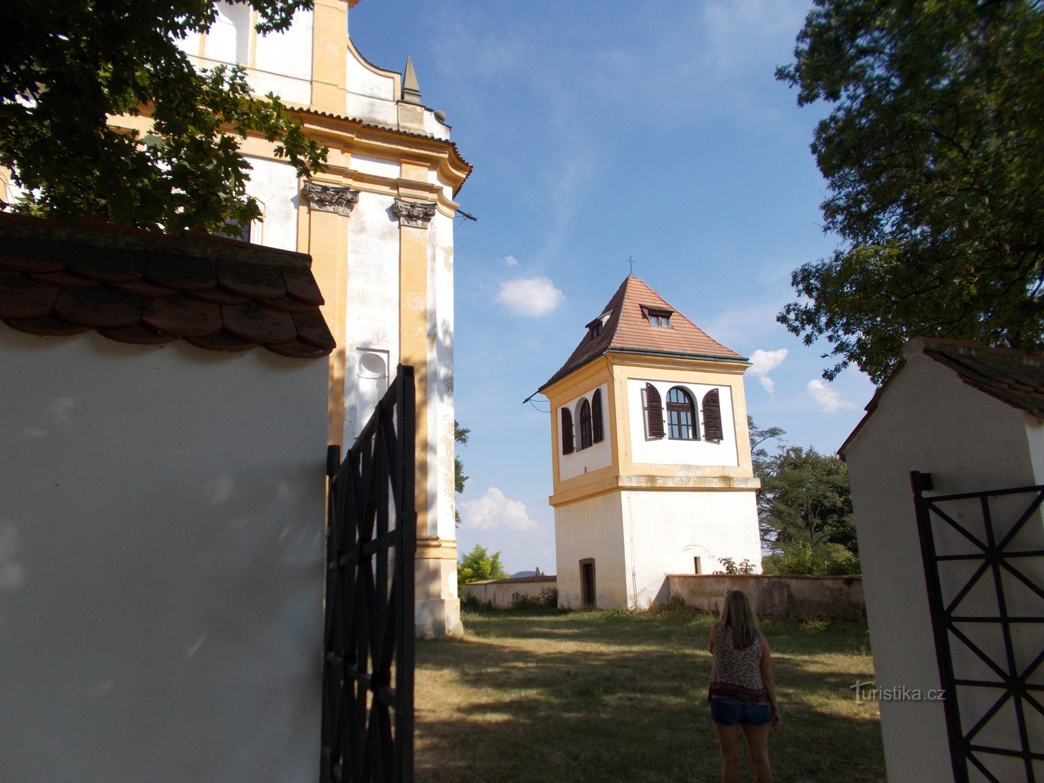 Дзвіниця при церкві