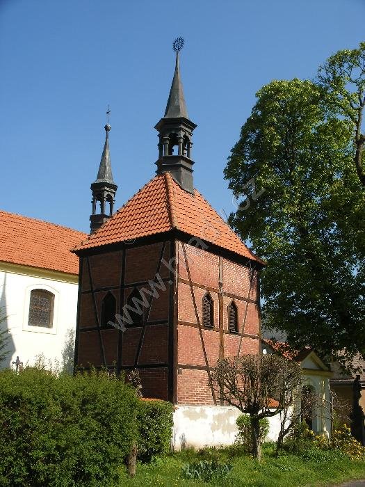 zvonice u kostela Nanebevzetí Panny Marie