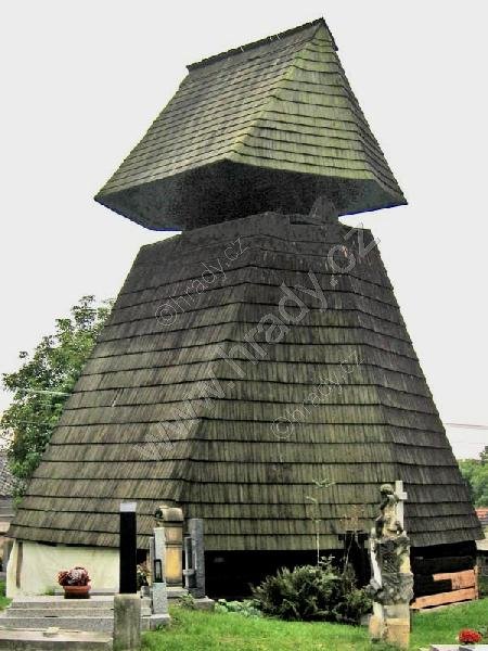 zvonice u kostela Nanebevzetí Panny Marie