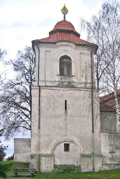 zvonice u kostela Nanebevzetí Panny Marie