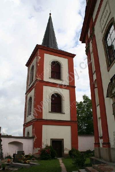 zvonice u kostela Nanebevzetí Panny Marie