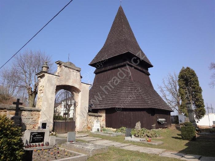 zvonice u kostela Nanebevzetí Panny Marie