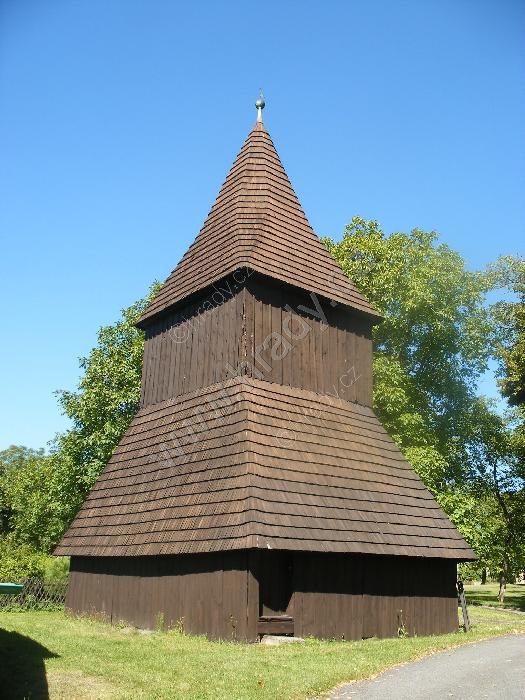 zvonice u kostela Narození Panny Marie