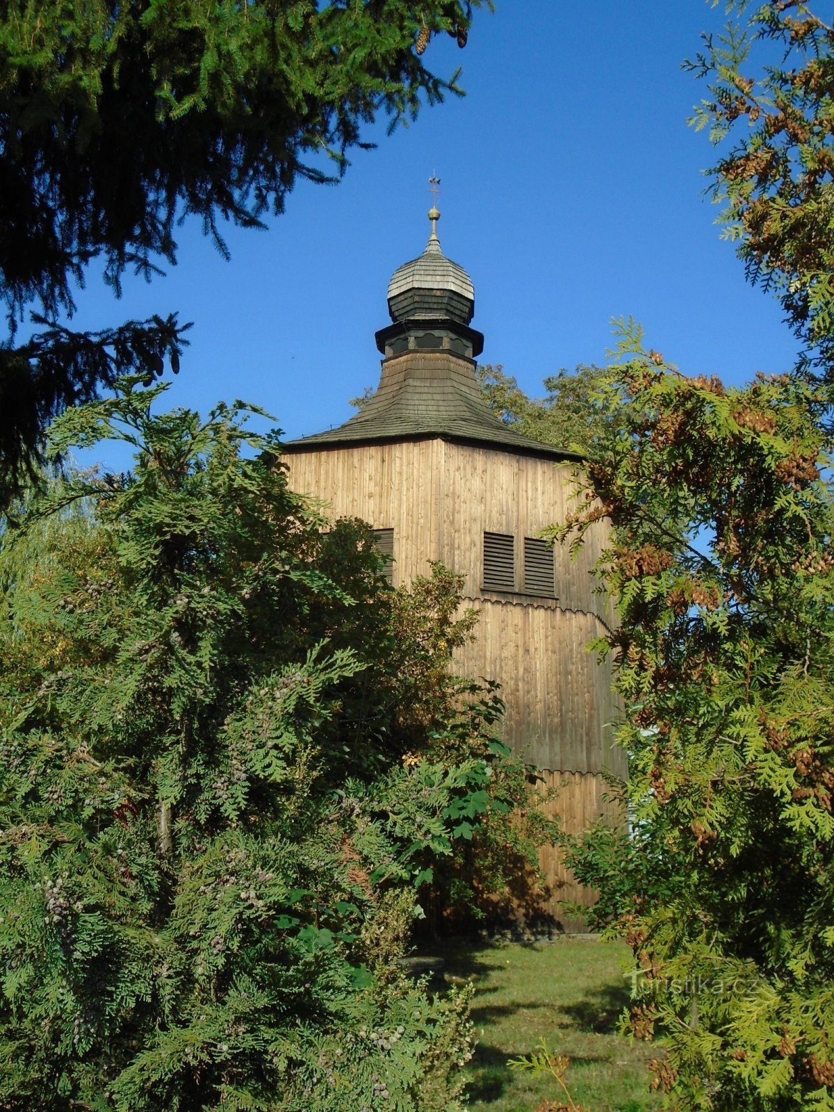 Tháp chuông tại Nhà thờ Chúa Ba Ngôi (Sezemice)