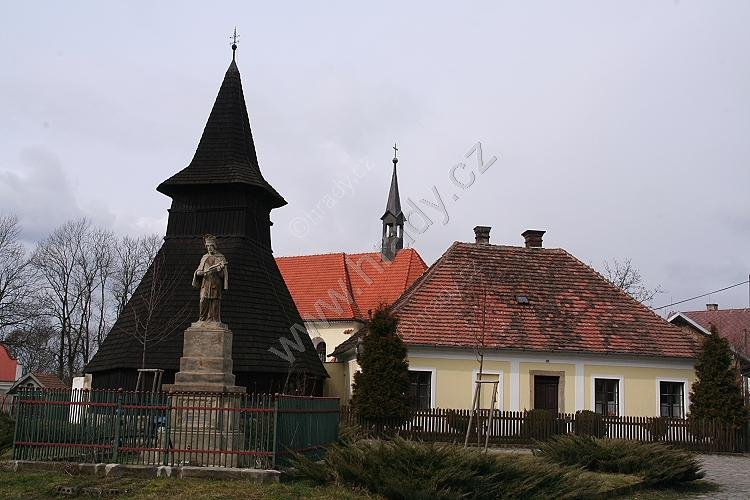zvonice u kostela Povýšení sv. Kříže