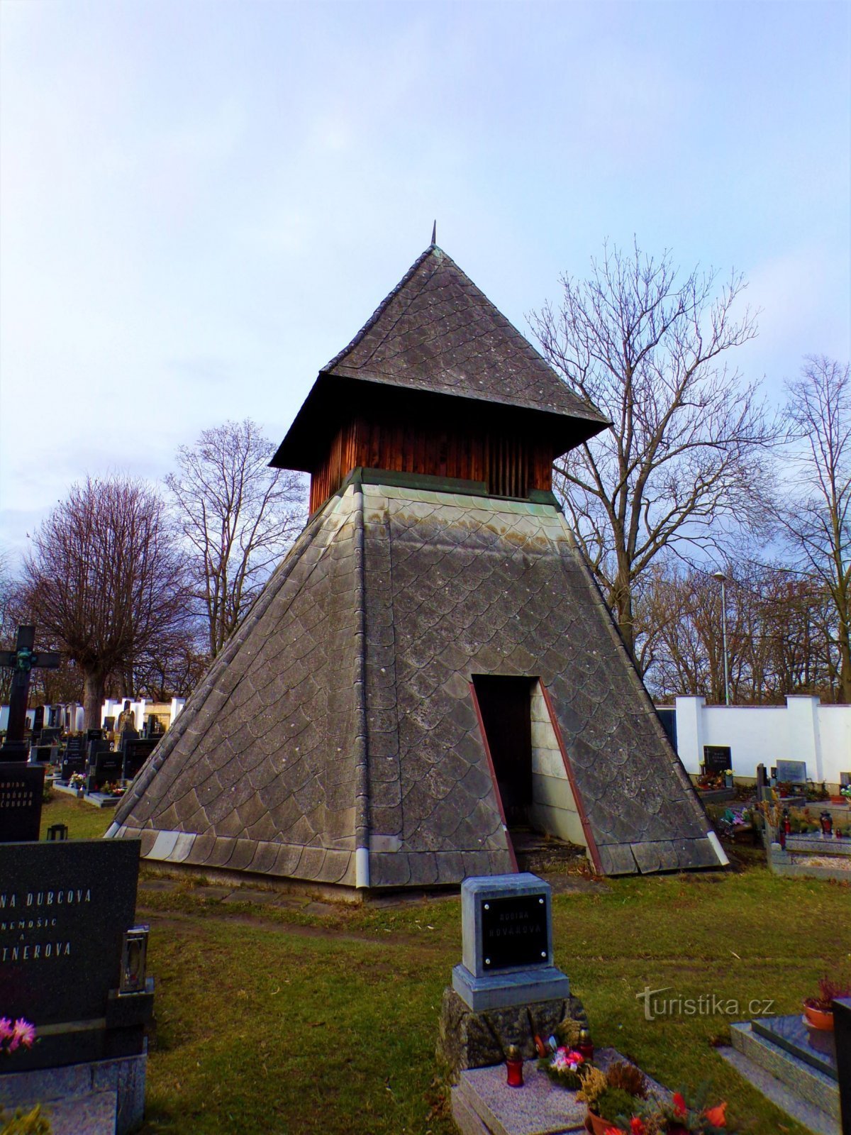 Klokkentoren bij de kerk van St. Jiljí, abt (Pardubice, 16.2.2022/XNUMX/XNUMX)