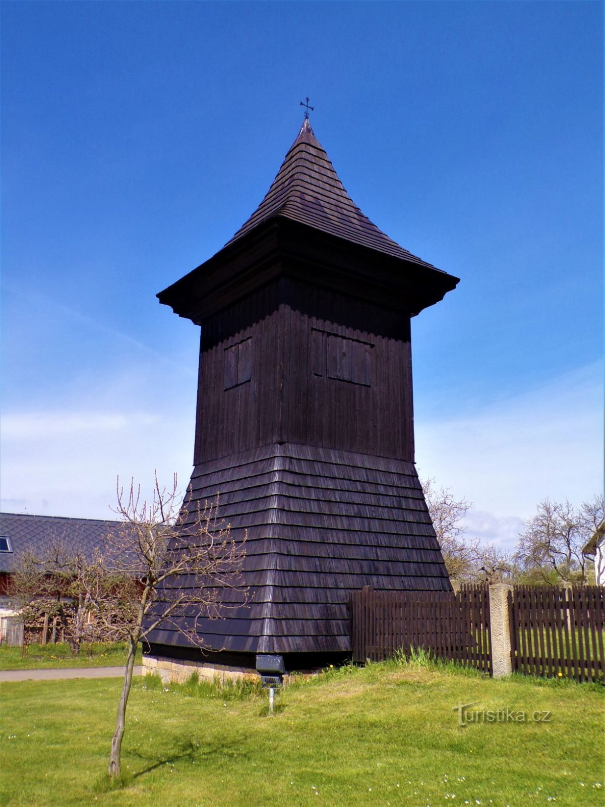 Campanario de la iglesia de St. Jorge, el mártir (Loucná Hora, 30.4.2021/XNUMX/XNUMX)