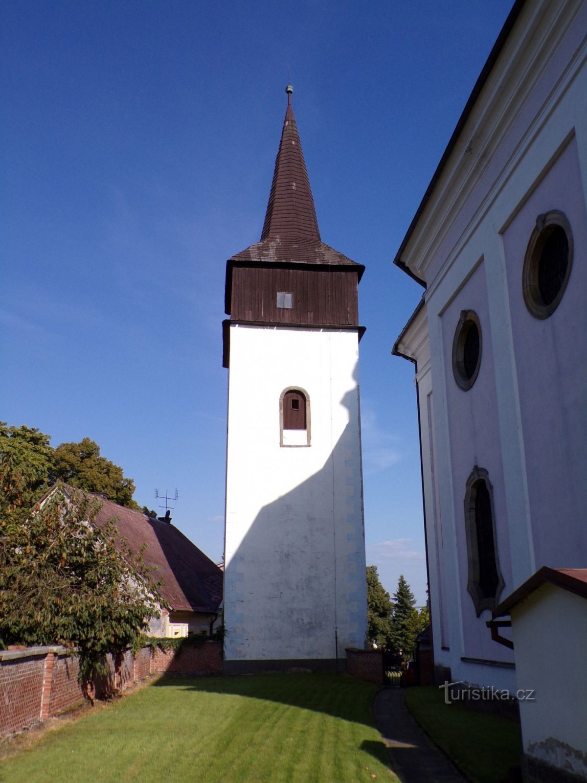 Klokkentoren bij de kerk van St. Nicolaas, bisschop (Hajnice, 8.9.2021 september XNUMX)