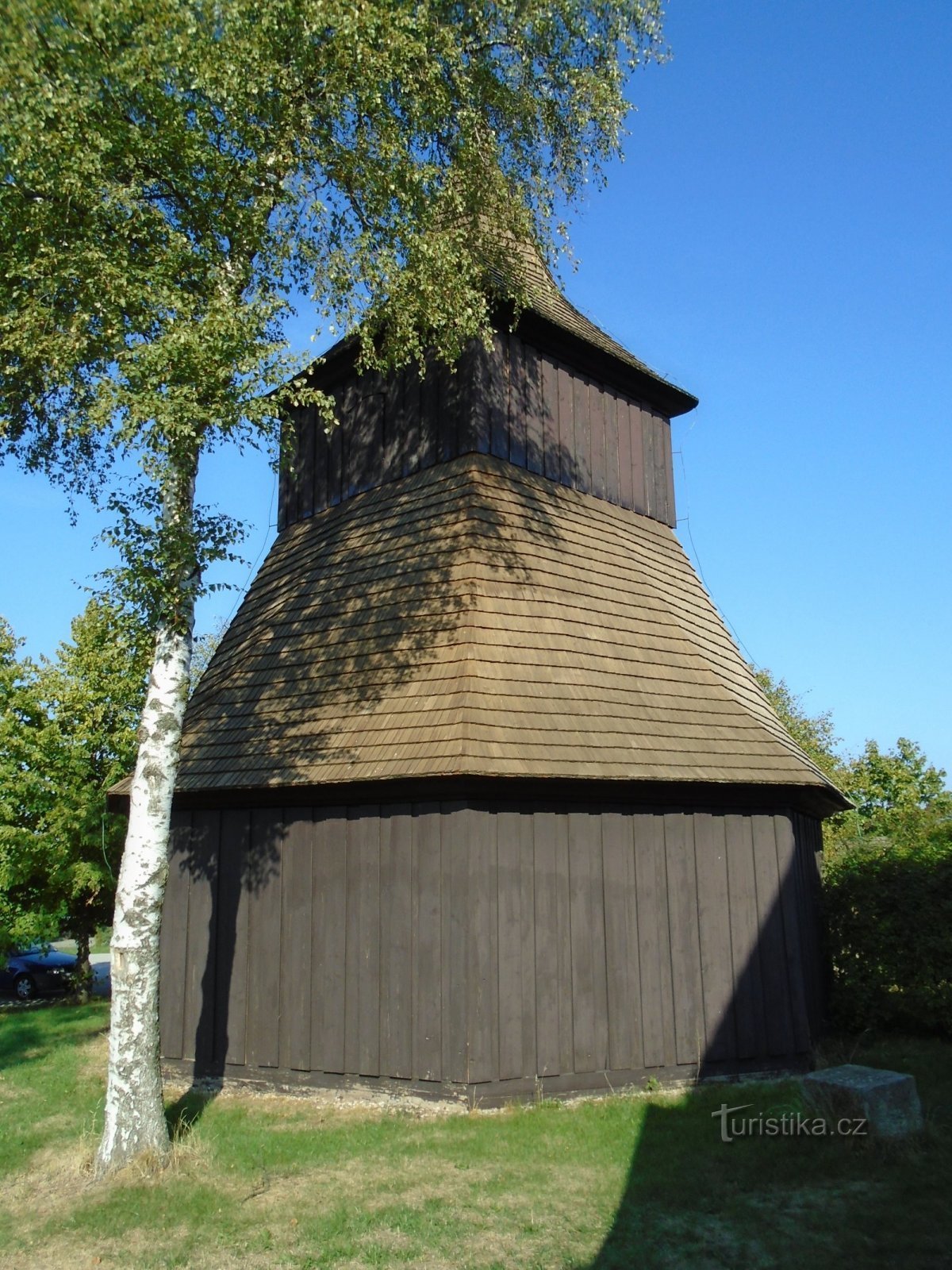 Klocktorn vid kyrkan St. Wenceslas och St. Stanislava (Měník)