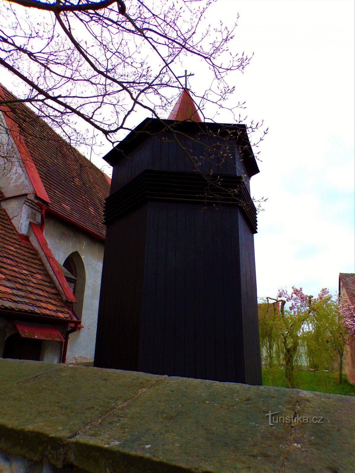 圣教堂的钟楼。 瓦茨拉夫在 Rosice nad Labem（帕尔杜比采，22.4.2022 年 XNUMX 月 XNUMX 日）