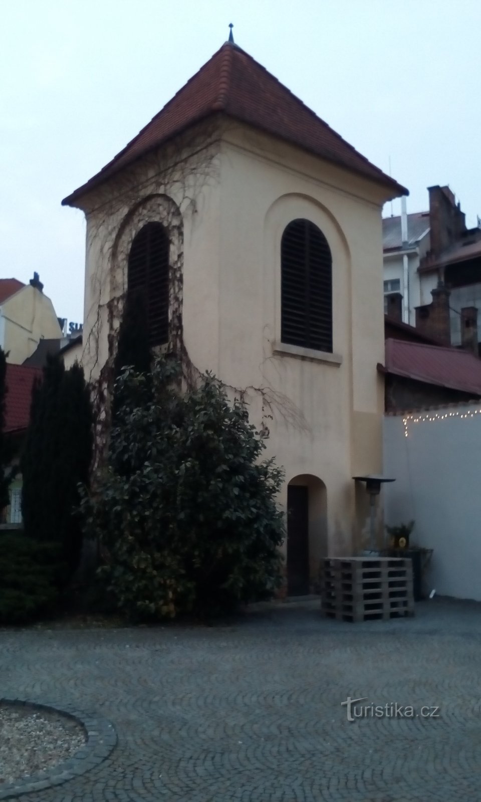 Klocktorn vid kyrkan St. John the Baptist.