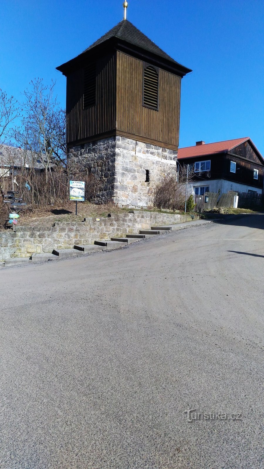 Campanario en el pueblo de Růžová.