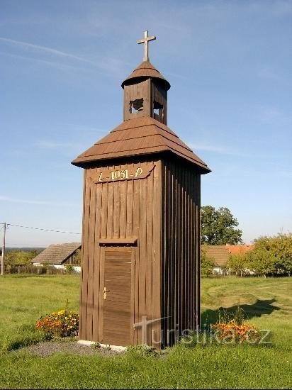 Колокольня: В 1931 году на территории митрополичьего капитула была построена деревянная колокольня.