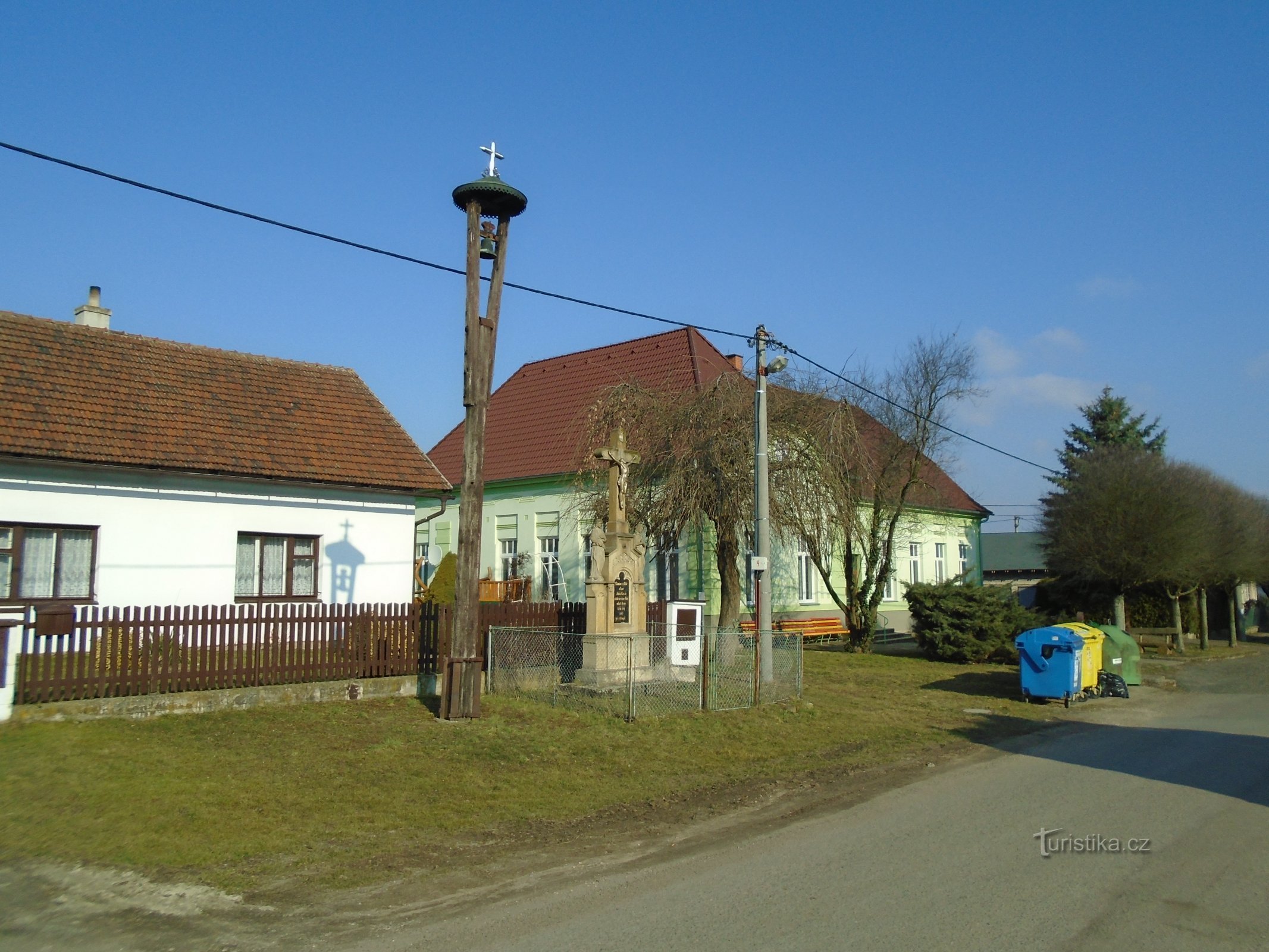 Klokkentoren en kruis (Bukovina)