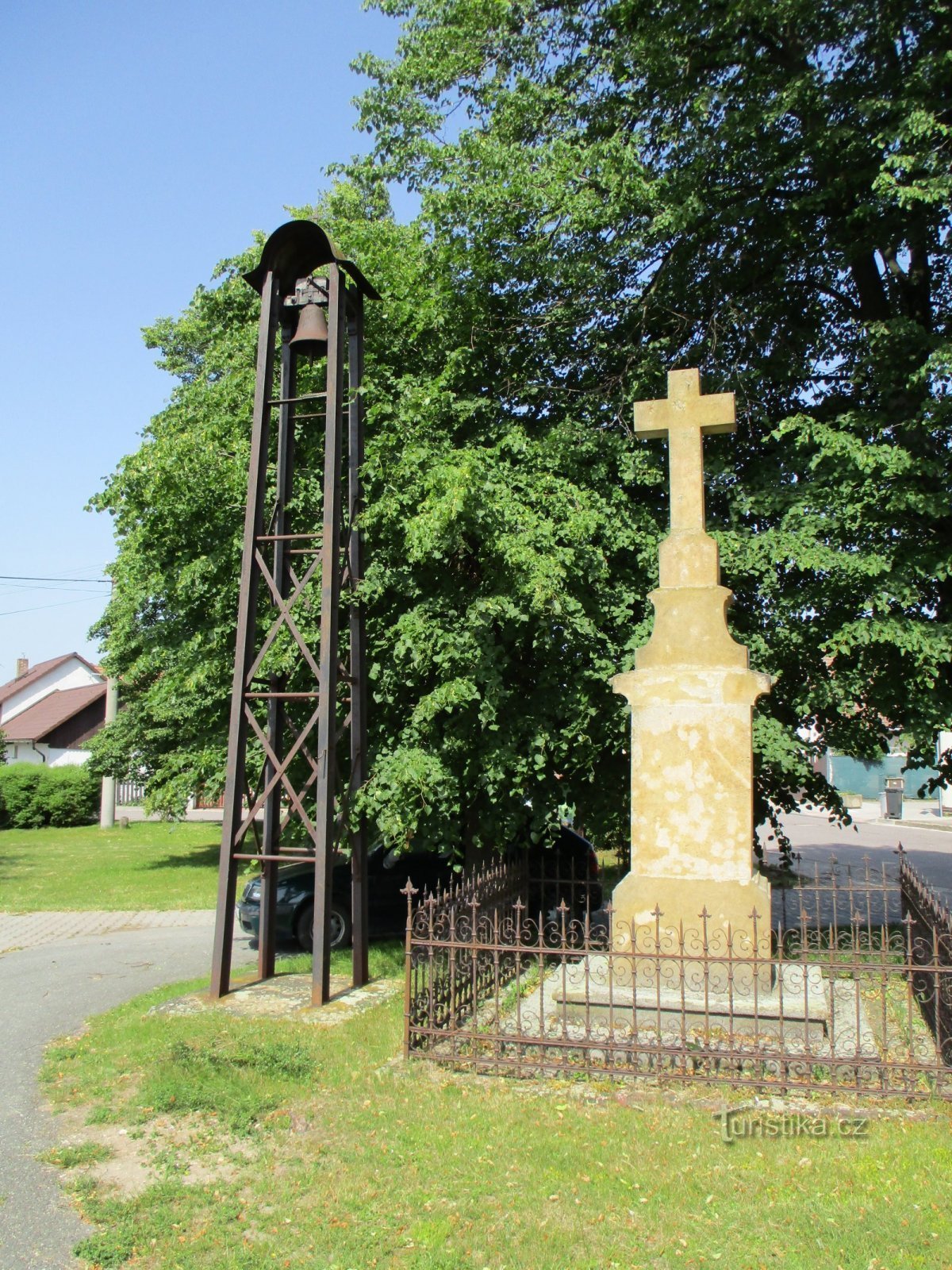 Дзвін і хрест (праворуч)