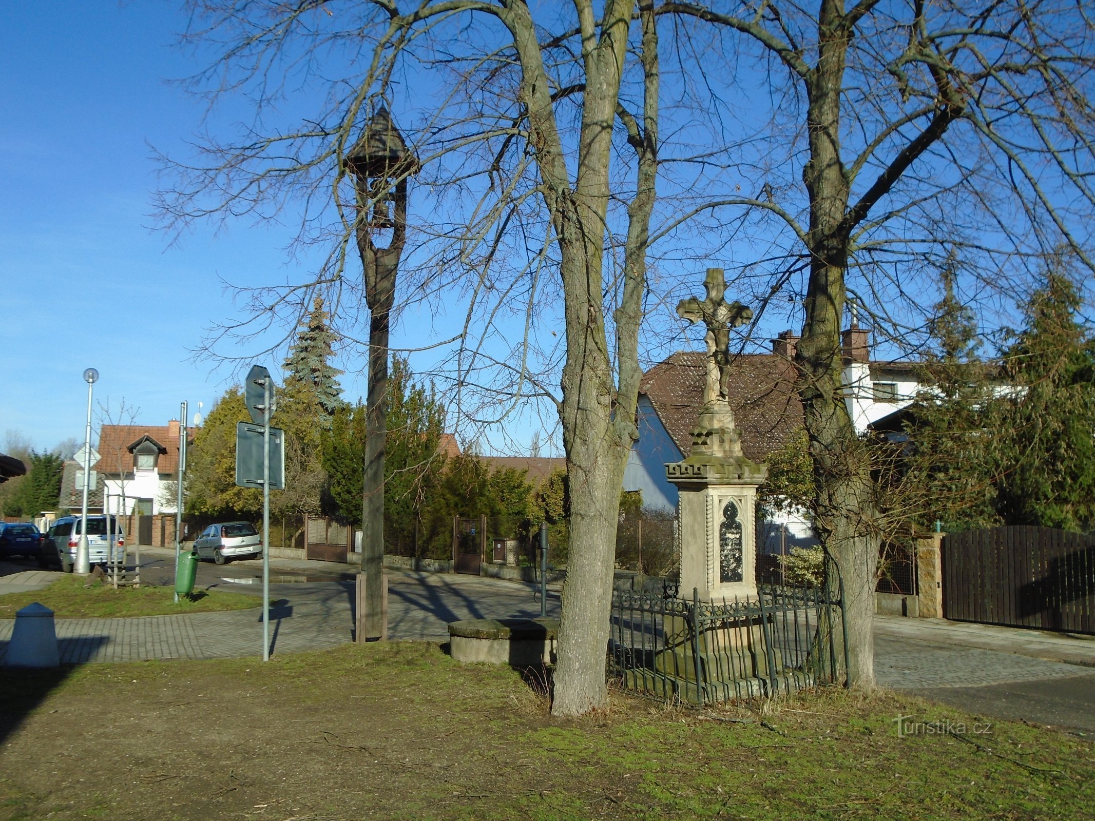 Zvonik in križ v ulici Machková (Třebeš)