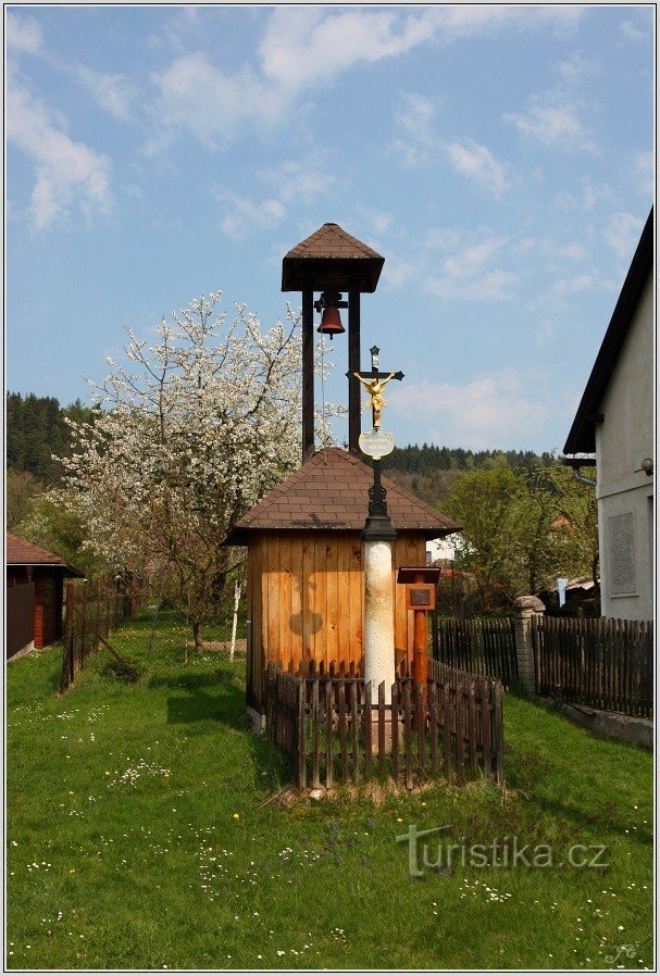 Dzwonnica i krzyż w Podmoklanach