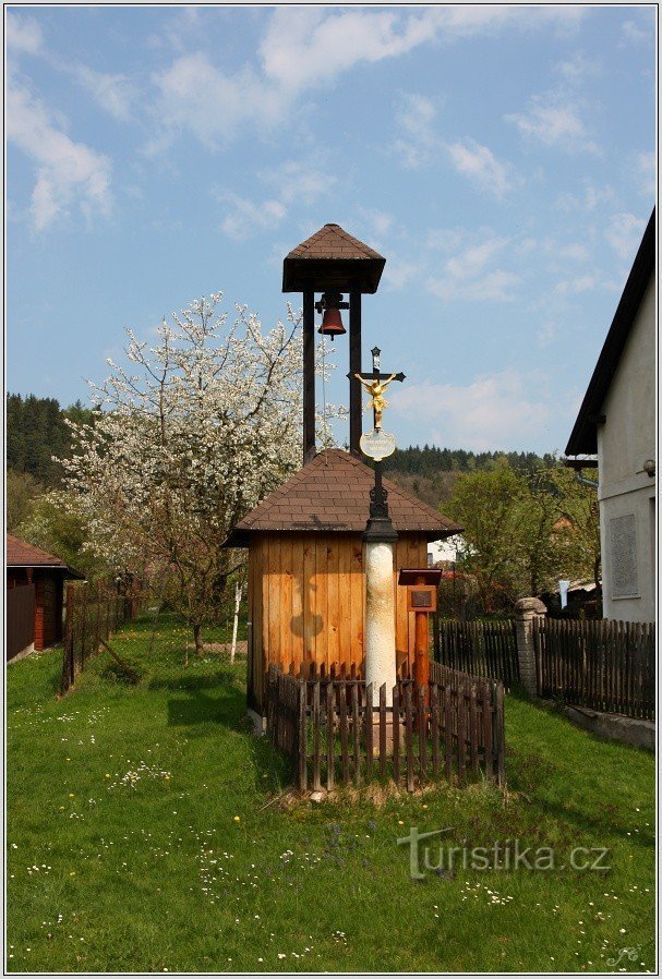 Clocher et croix à Podmoklany