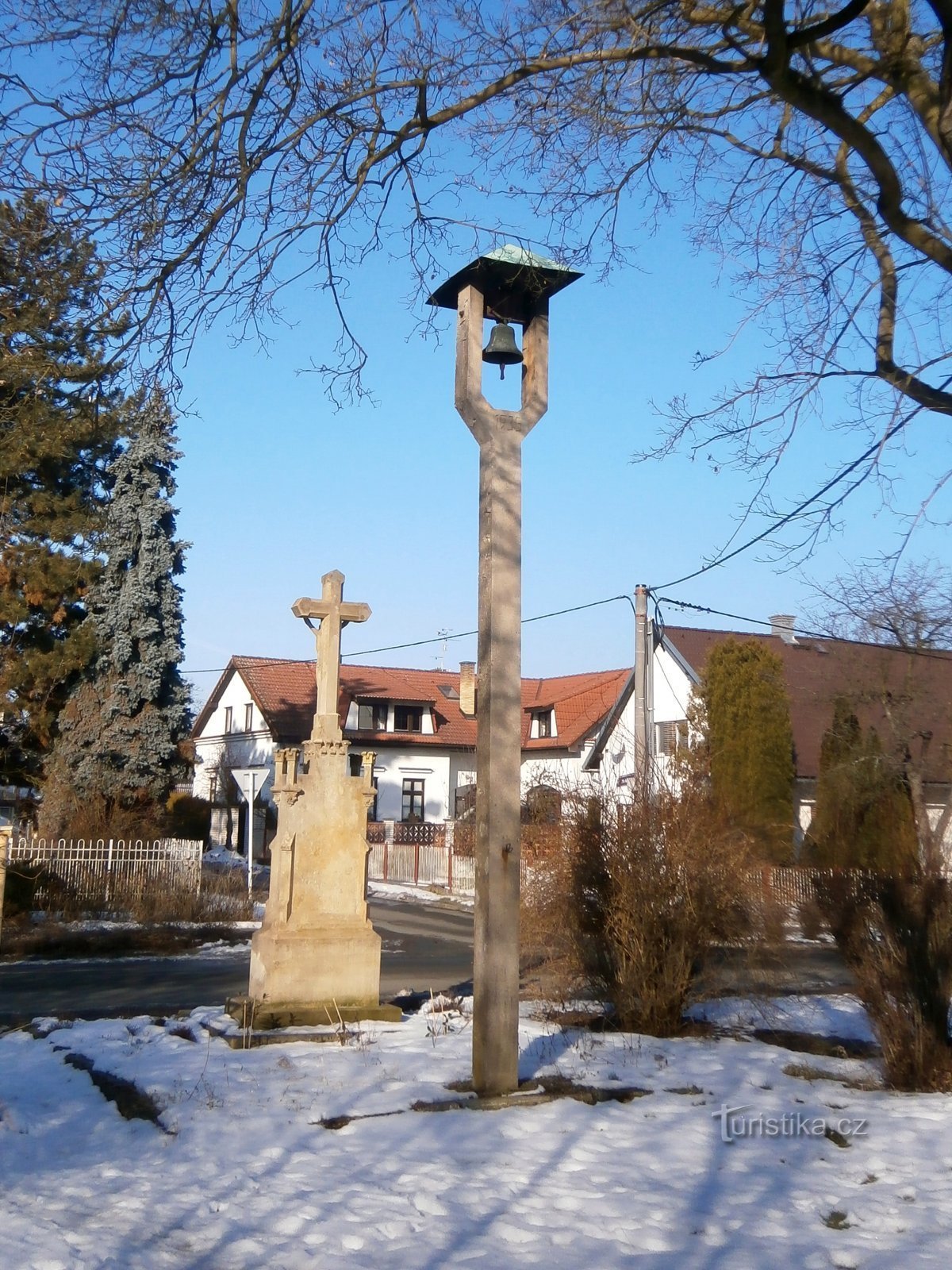 Klokkentoren en kruis in Roudnička (Hradec Králové, 14.2.2017 april XNUMX)