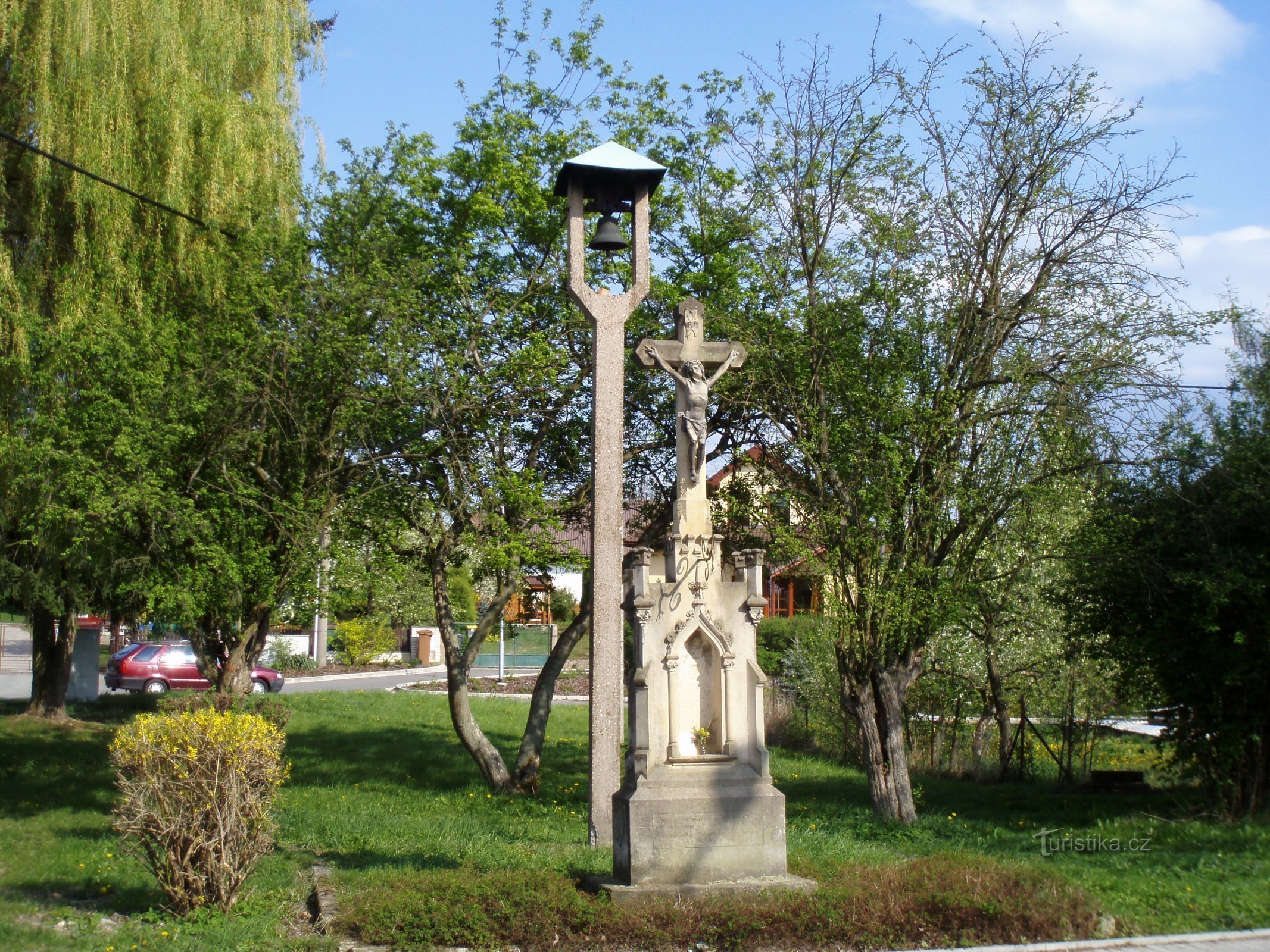 Klokkentoren en kruis in Roudnička (Hradec Králové, 20.4.2009 april XNUMX)