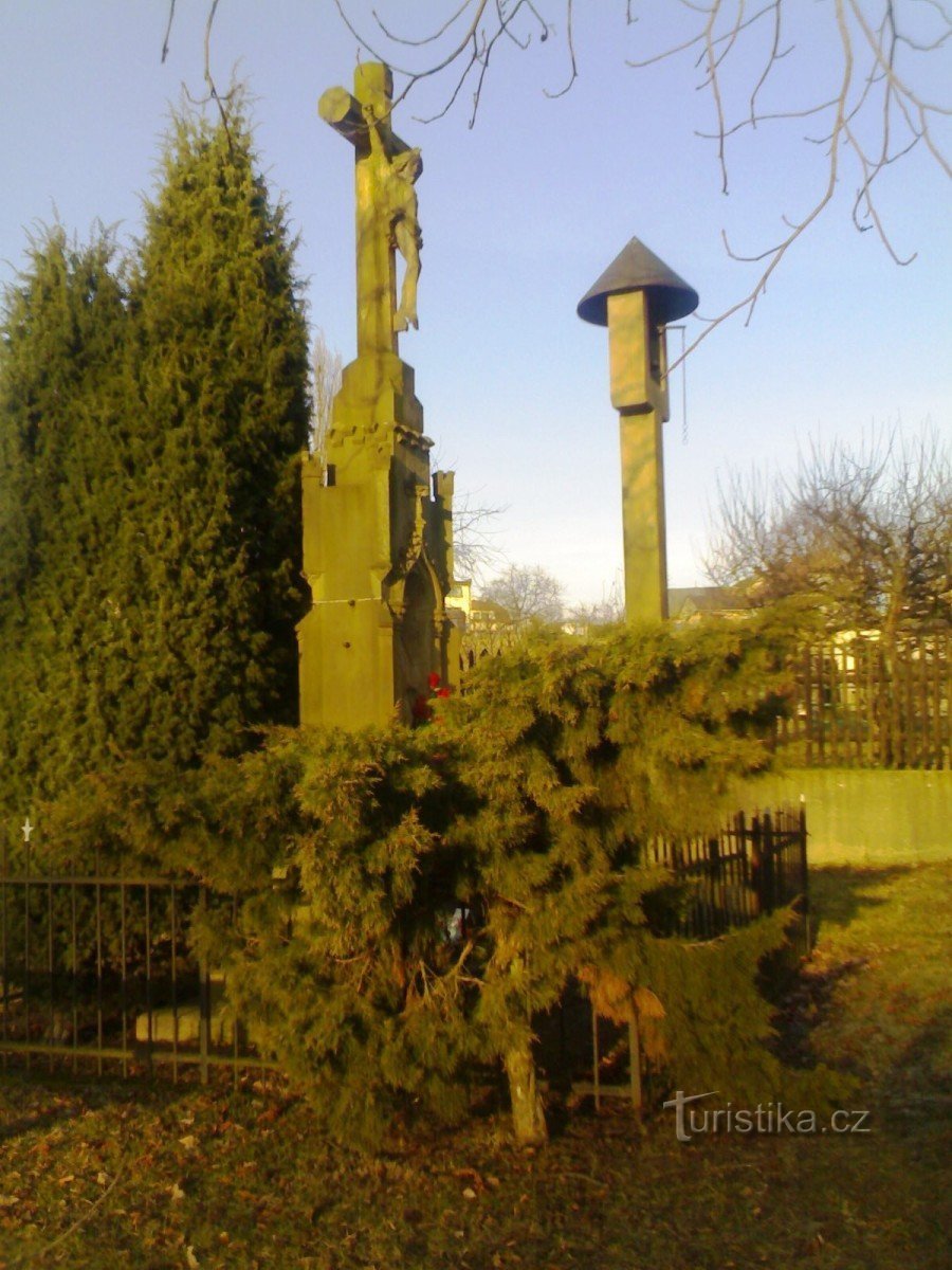 Turnul clopotniță și monumentul crucificării din Kluky
