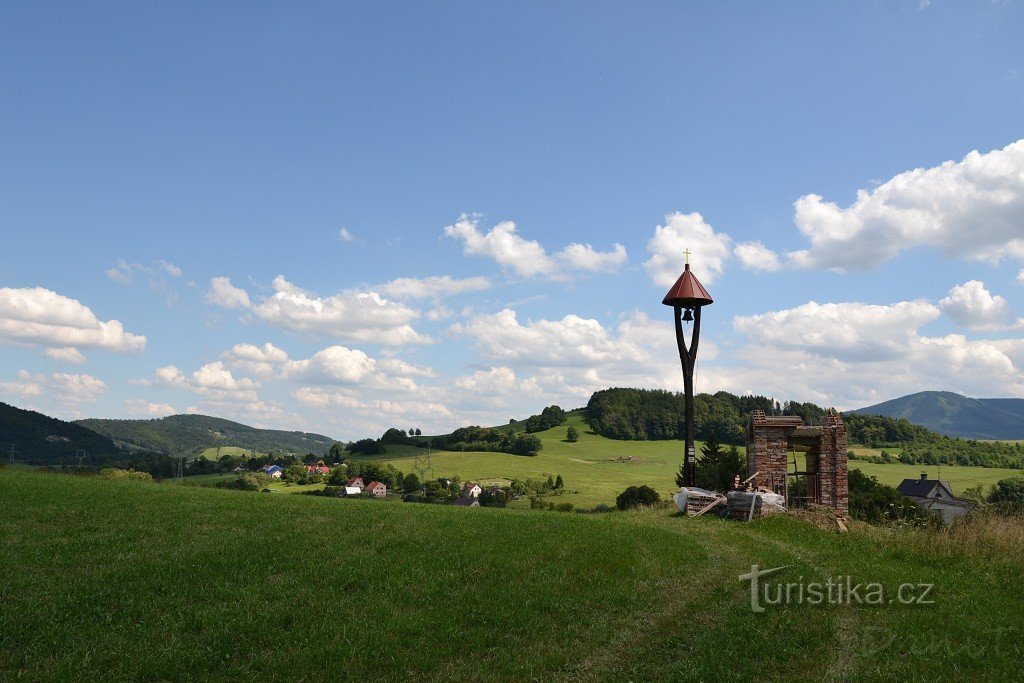 Glockenturm und Kapelle im Bau in Mörkovice; Im Hintergrund der Berg Strážnice (August 2013)