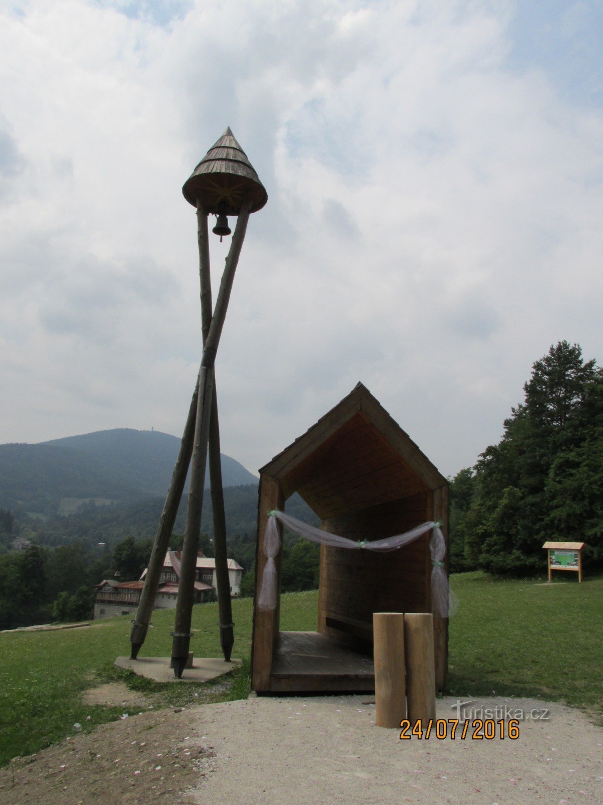 Torre do sino em Horečky-Strážkiné Beskyd