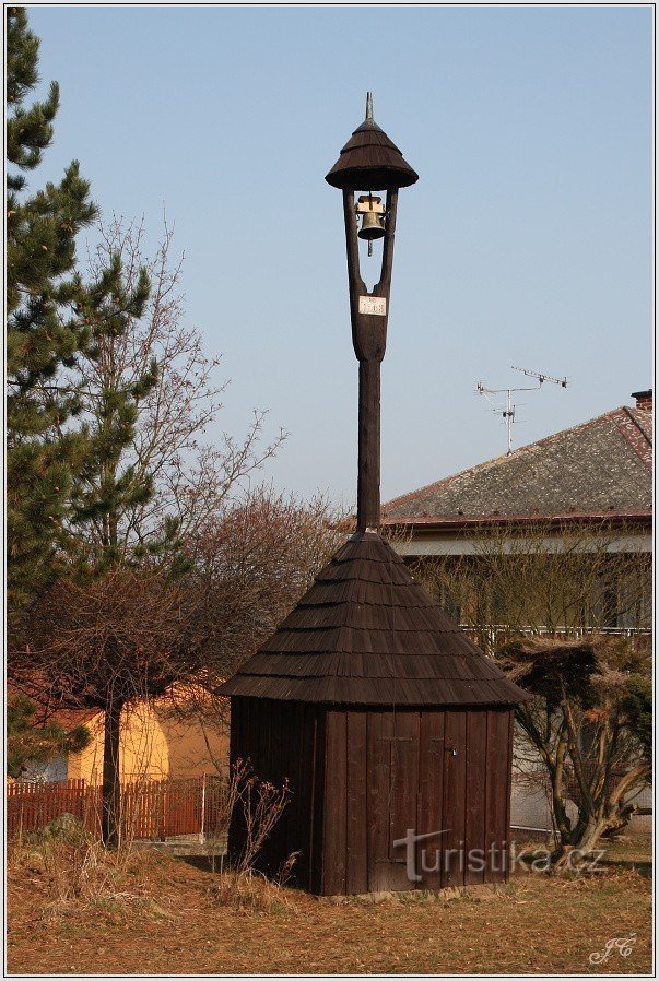 Zvonička na návsi Rabštejnské Lhoty