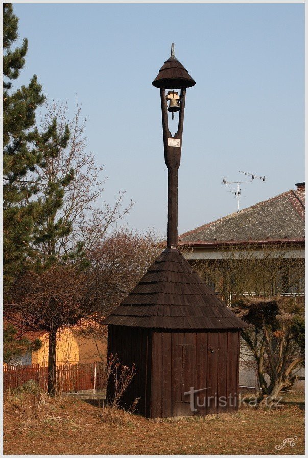 Klokkentoren in het dorp Rabštejnská Lhoty