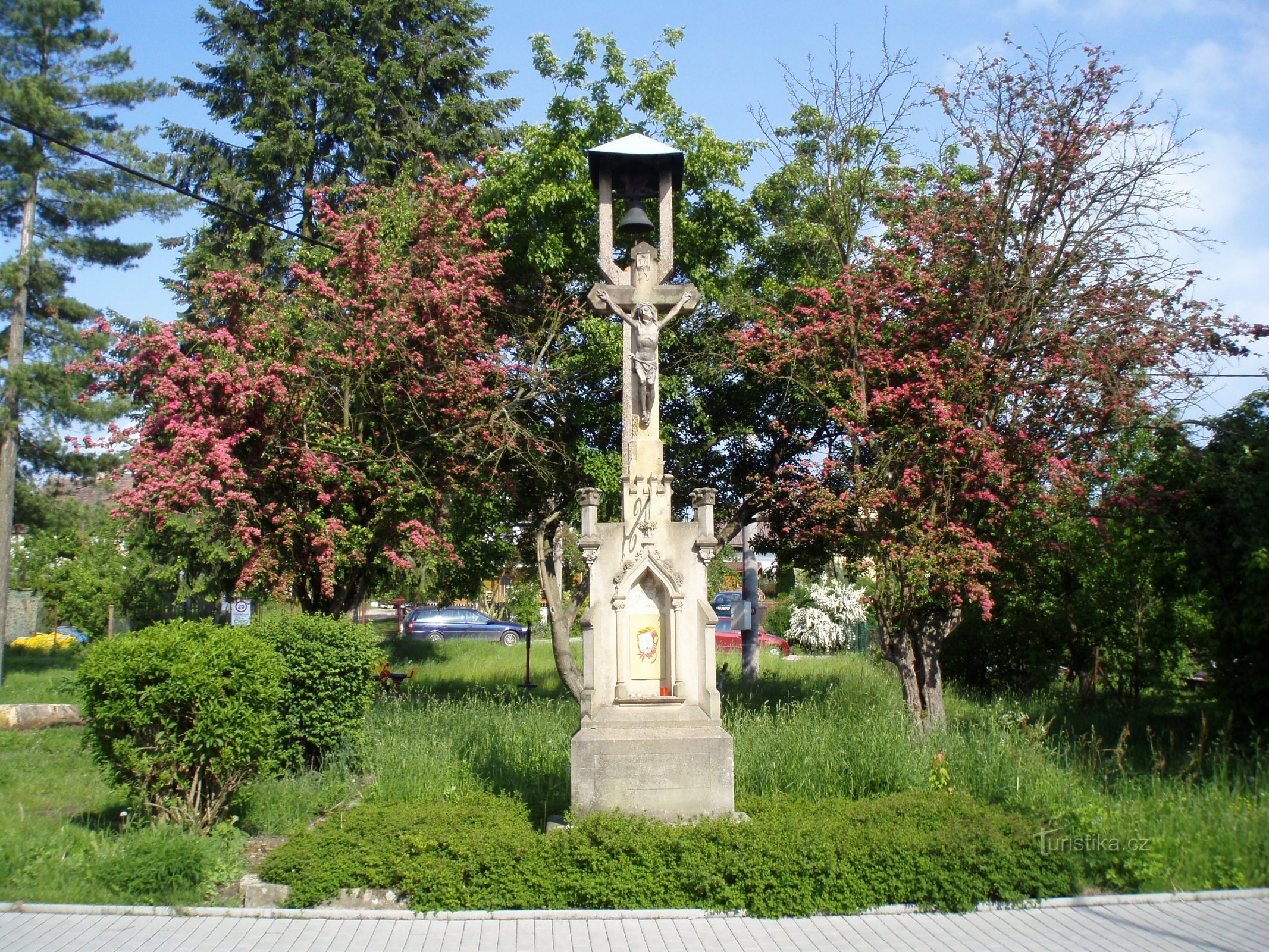 Zvonik s kamenim križem u Roudničkoj (Hradec Králové, 25.5.2010.)