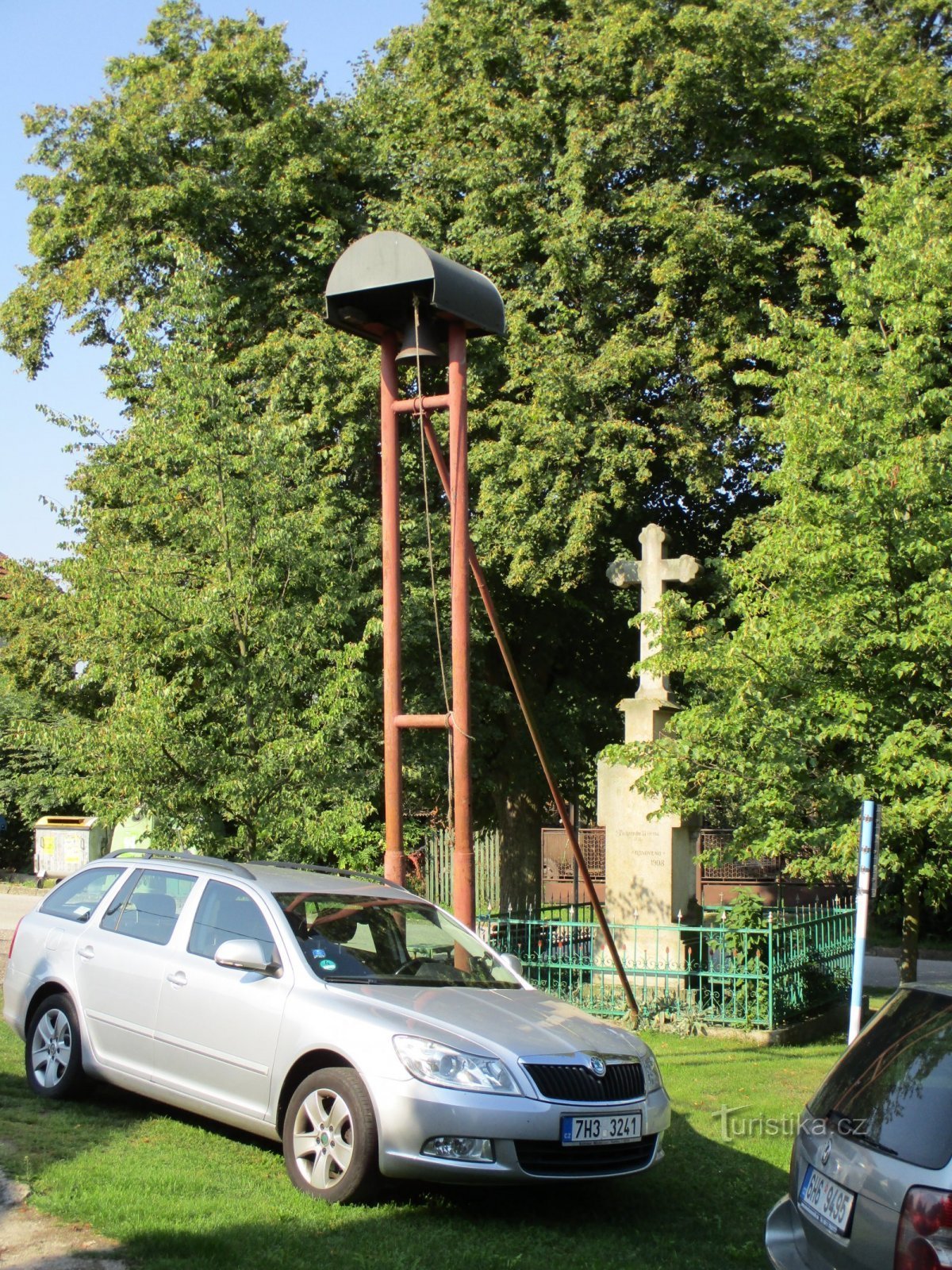 带十字架的钟楼 (Popovice)
