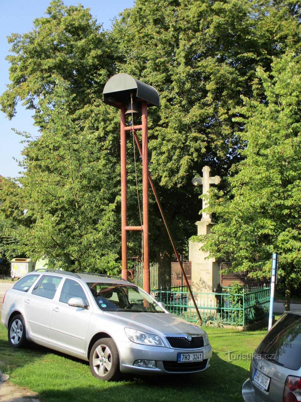 Clocher avec une croix (Popovice)