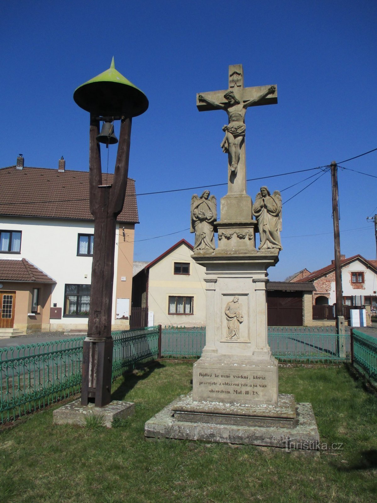 Campanario con cruz (Račice nad Trotinou, 2.4.2020 de abril de XNUMX)