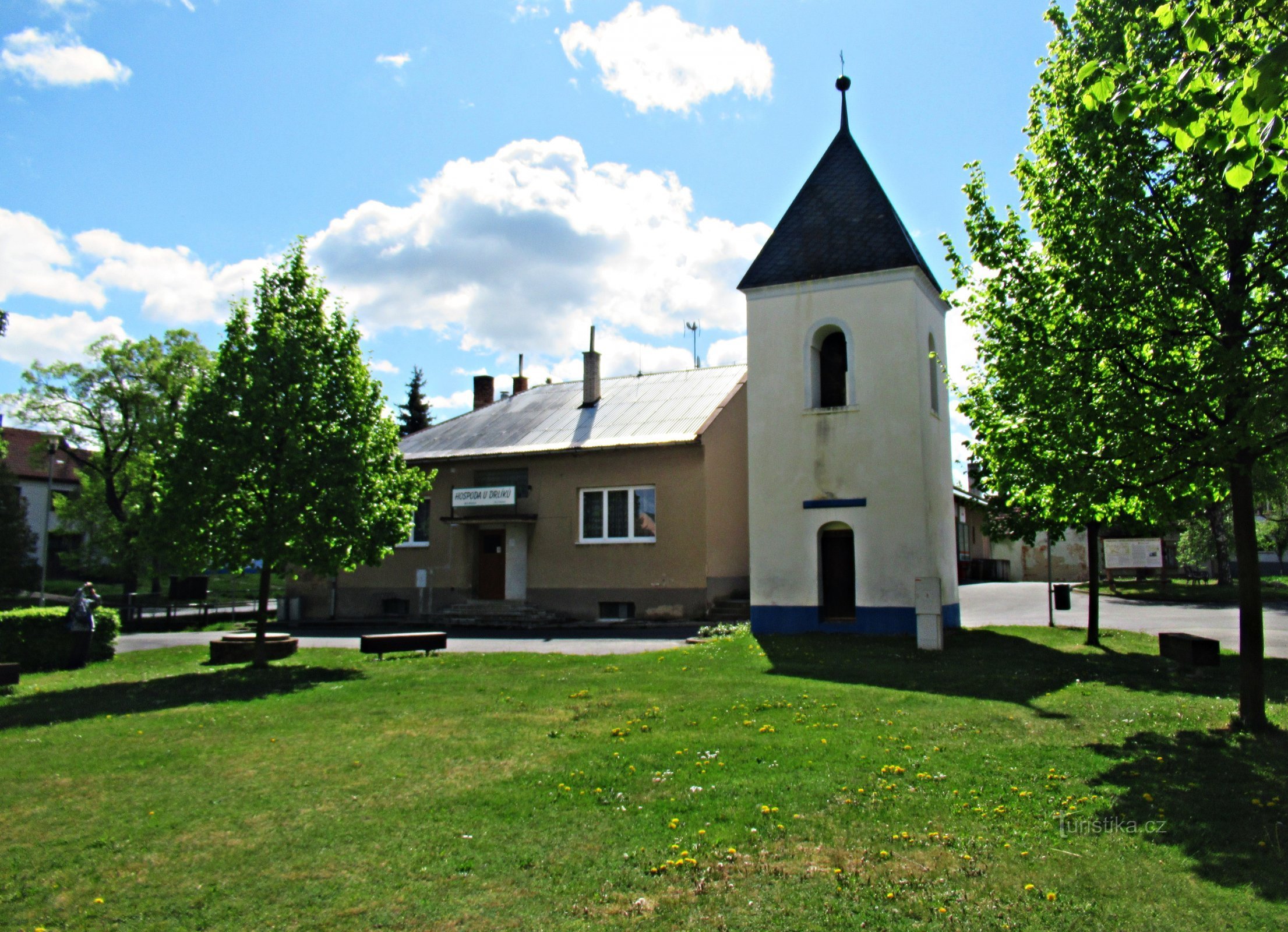 Klokkentoren in Hrubá Vrbka