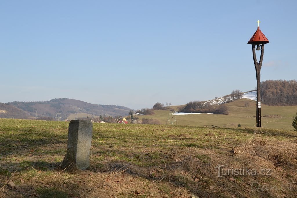 Harangtorony télen (2013), háttérben Strážnice-hegy