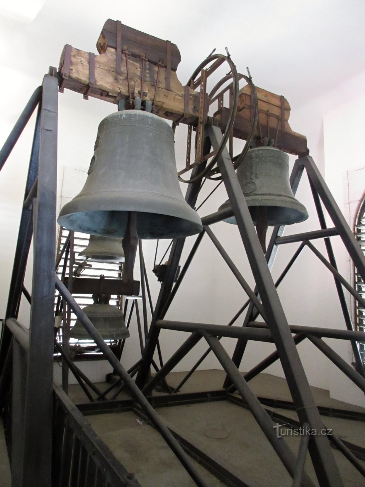 Zvonovi v cerkvenem stolpu